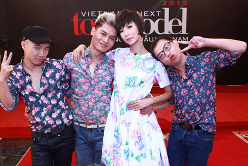 5. Tạo hình mềm mại Tư thế tạo hình khi pose và chiếc áo sơ mi hoa này liệu có phải chỉ dành cho phái nữ? 5. Tạo hình mềm mại Tư thế tạo hình khi pose và chiếc áo sơ mi hoa này liệu có phải chỉ dành cho phái nữ?