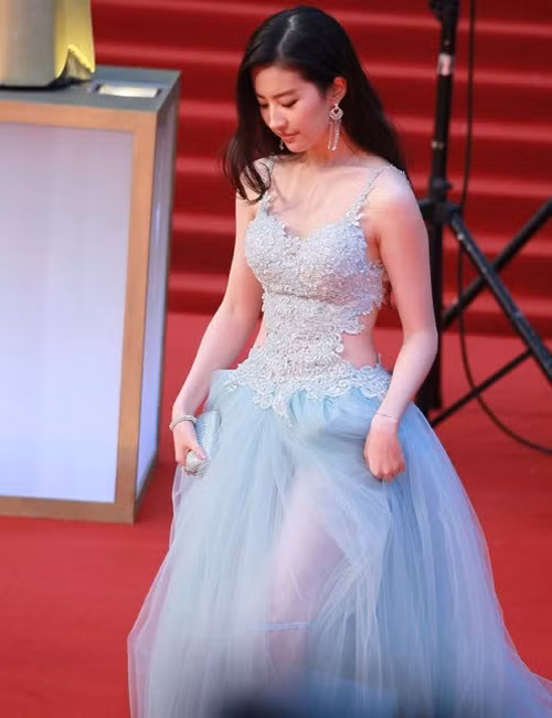 Người đẹp khéo léo khoe những khoảng hở quyến rũ mê hồn trên thảm đỏ