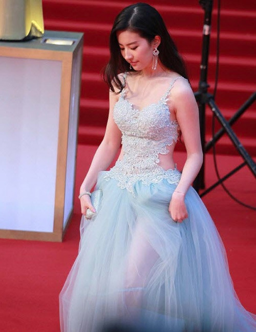 Người đẹp khéo léo khoe những khoảng hở quyến rũ mê hồn trên thảm đỏ Người đẹp khéo léo khoe những khoảng hở quyến rũ mê hồn trên thảm đỏ