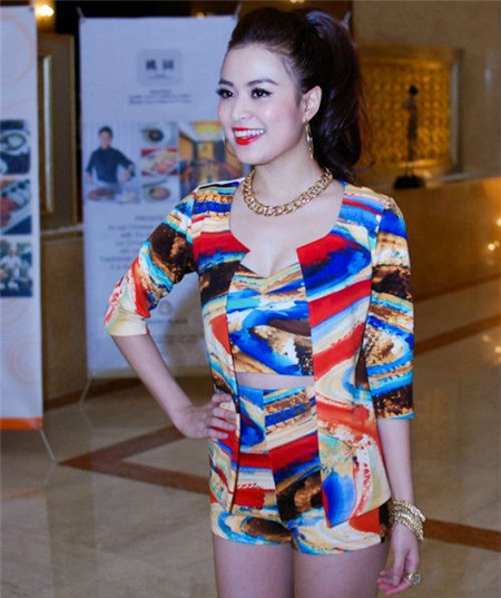 Không chịu thua kém các đàn chị, Hoàng Thùy Linh cũng chạy theo mốt “khoe vàng”. Khi tham dự một sự kiện và ngày 28/9 vừa qua, cô ca sĩ của "Cho nhau lối đi riêng" đã thu hút mọi ánh nhìn đối diện khi “chưng” toàn vàng trên người. Hoàng Thùy Linh là tâm điểm ngay từ khi xuất hiện với bộ quần áo "lòe loẹt" cùng sợi dây chuyền vàng khá to trên cổ và rất nhiều vòng vàng trên tay. Không chịu thua kém các đàn chị, Hoàng Thùy Linh cũng chạy theo mốt “khoe vàng”. Khi tham dự một sự kiện và ngày 28/9 vừa qua, cô ca sĩ của "Cho nhau lối đi riêng" đã thu hút mọi ánh nhìn đối diện khi “chưng” toàn vàng trên người. Hoàng Thùy Linh là tâm điểm ngay từ khi xuất hiện với bộ quần áo "lòe loẹt" cùng sợi dây chuyền vàng khá to trên cổ và rất nhiều vòng vàng trên tay.