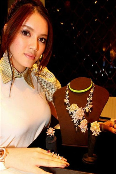 Không chỉ dừng lại ở việc “chơi” giày vàng, người đẹp còn có nguyên một bộ trang sức độc nhất vô nhị lên tới hơn 10 tỷ đồng làm từ các thể loại “vàng”: vàng hồng, vàng vàng, vàng trắng và kim cương vàng. Không chỉ dừng lại ở việc “chơi” giày vàng, người đẹp còn có nguyên một bộ trang sức độc nhất vô nhị lên tới hơn 10 tỷ đồng làm từ các thể loại “vàng”: vàng hồng, vàng vàng, vàng trắng và kim cương vàng.