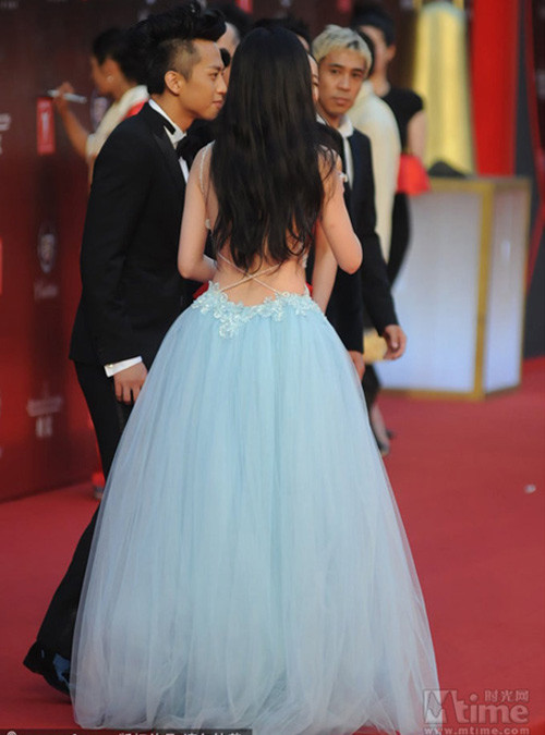 Bên cạnh diễn xuất ngày càng bạo trong các tác phẩm điện ảnh, thời trang của Lưu Diệc Phi cũng gợi cảm theo thời gian Bên cạnh diễn xuất ngày càng bạo trong các tác phẩm điện ảnh, thời trang của Lưu Diệc Phi cũng gợi cảm theo thời gian