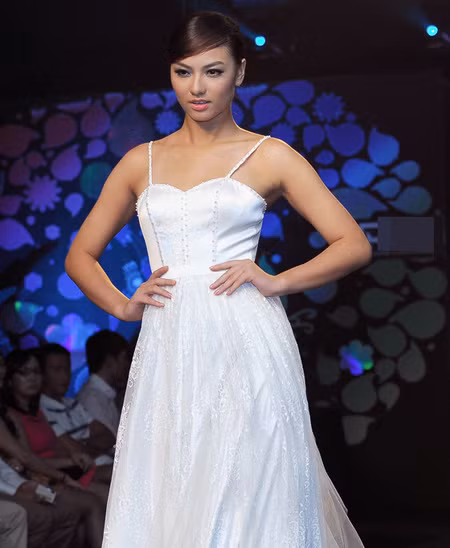 Cô người mẫu Hà Nội Hồng Quế thể hiện vẻ tự tin khi tung váy trình diễn một mẫu áo cưới trong đêm Thời trang và Cuộc sống tối 13/6, tại TP HCM. Hồng Quế vừa Nam tiến phát triển nghề người mẫu sau khi hoàn thành kỳ thi tốt nghiệp THPT. Với gương mặt xinh xắn và phong cách trình diễn tự tin, cô nhanh chóng hòa nhập vào làng thời trang Sài Gòn. Cô người mẫu Hà Nội Hồng Quế thể hiện vẻ tự tin khi tung váy trình diễn một mẫu áo cưới trong đêm Thời trang và Cuộc sống tối 13/6, tại TP HCM. Hồng Quế vừa Nam tiến phát triển nghề người mẫu sau khi hoàn thành kỳ thi tốt nghiệp THPT. Với gương mặt xinh xắn và phong cách trình diễn tự tin, cô nhanh chóng hòa nhập vào làng thời trang Sài Gòn.