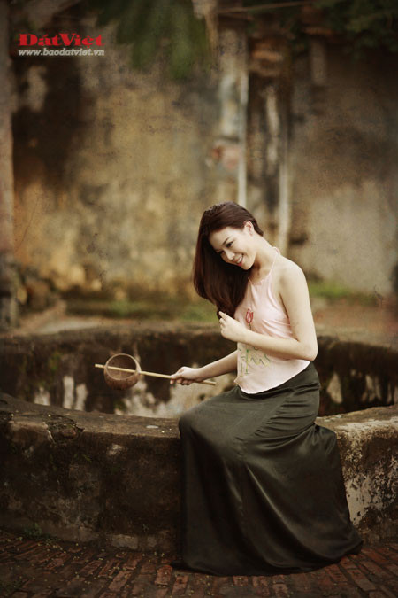 Trong bộ hình mới, Hoa khôi Hạ Long Trương Tùng Lan đẹp dịu dàng, mộc mạc khi diện áo yếm và những chiếc áo dài xưa. Trong bộ hình mới, Hoa khôi Hạ Long Trương Tùng Lan đẹp dịu dàng, mộc mạc khi diện áo yếm và những chiếc áo dài xưa.