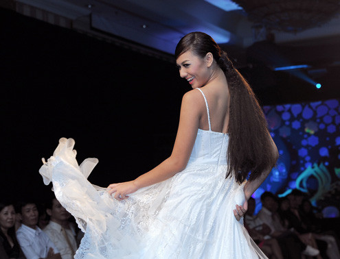 Xuất hiện trong đêm Thời trang và Cuộc sống tối 13/6, nữ người mẫu thể hiện bắt mắt một mẫu váy cưới mới. (Theo Vnexpress) Xuất hiện trong đêm Thời trang và Cuộc sống tối 13/6, nữ người mẫu thể hiện bắt mắt một mẫu váy cưới mới. (Theo Vnexpress)