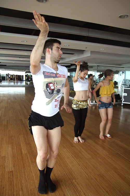 Tuy nhiên, Atanas cũng chưa bao giờ thử sức ở belly dance nên anh nhảy rất lóng ngóng. Tuy nhiên, Atanas cũng chưa bao giờ thử sức ở belly dance nên anh nhảy rất lóng ngóng.