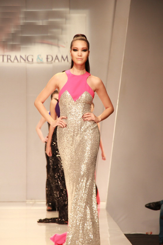 Trong khoảng gần 5 phút chờ đợi các người mẫu ra kết màn lần 3, khán giả ngồi xem chương trình bên ngoài bất ngờ nghe thấy trong cánh gà nổi lên một trận khẩu khấu chiến nảy lửa. Nhiều lời qua tiếng lại ồn ào khi các người mẫu tranh cãi ì xèo vị trí của nhau. Theo một số người có mặt tại hậu trường sân khấu kể lại, nguyên nhân có thể do đạo diễn chương trình và nhà thiết kế không xác định rõ ngay từ đầu giữa Á hậu Trương Thị May và Hoa hậu Thùy Dung, ai mới là veddette của màn trình diễn. Vì lẽ này nên sau màn kết được thực hiện lần 2 trong đó Thùy Dung làm veddette, mẹ của Á hậu Trương Thị May không đồng ý và quyết định lên tiếng. Sau màn tranh cãi mà khán giả cũng có thể nghe thấy rõ mồn một, màn kết phần trình diễn của nhà thiết kế Lê Thanh Hòa lại có sự thay đổi veddette. Theo đó Thùy Dung dẫn đoàn người mẫu ra sân khấu trước, còn Trương Thị May thay thế Thùy Dung nắm tay Lê Thanh Hòa ra chào khán giả cuối cùng. Trong khoảng gần 5 phút chờ đợi các người mẫu ra kết màn lần 3, khán giả ngồi xem chương trình bên ngoài bất ngờ nghe thấy trong cánh gà nổi lên một trận khẩu khấu chiến nảy lửa. Nhiều lời qua tiếng lại ồn ào khi các người mẫu tranh cãi ì xèo vị trí của nhau. Theo một số người có mặt tại hậu trường sân khấu kể lại, nguyên nhân có thể do đạo diễn chương trình và nhà thiết kế không xác định rõ ngay từ đầu giữa Á hậu Trương Thị May và Hoa hậu Thùy Dung, ai mới là veddette của màn trình diễn. Vì lẽ này nên sau màn kết được thực hiện lần 2 trong đó Thùy Dung làm veddette, mẹ của Á hậu Trương Thị May không đồng ý và quyết định lên tiếng. Sau màn tranh cãi mà khán giả cũng có thể nghe thấy rõ mồn một, màn kết phần trình diễn của nhà thiết kế Lê Thanh Hòa lại có sự thay đổi veddette. Theo đó Thùy Dung dẫn đoàn người mẫu ra sân khấu trước, còn Trương Thị May thay thế Thùy Dung nắm tay Lê Thanh Hòa ra chào khán giả cuối cùng.