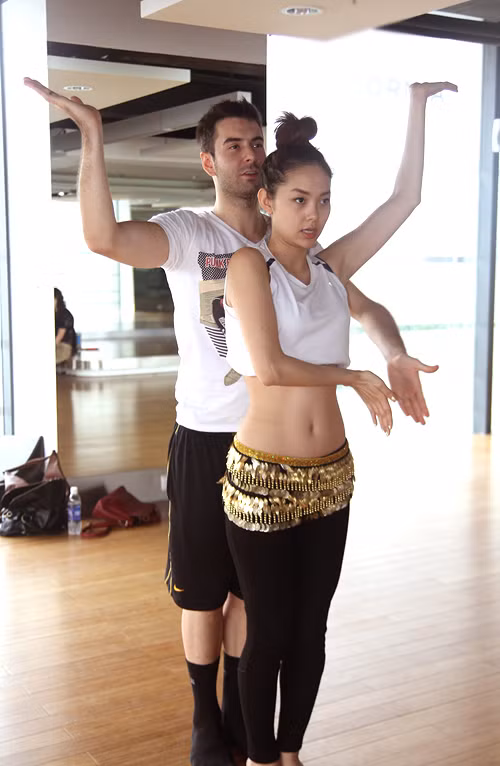 Sau vài giờ tập các động tác cá nhân, Minh Hằng và Atanas ghép bài cùng nhau. Sau vài giờ tập các động tác cá nhân, Minh Hằng và Atanas ghép bài cùng nhau.
