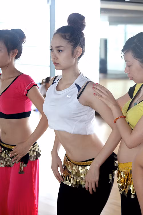 Lần đầu làm quen với bộ môn này, Minh Hằng gặp không ít khó khăn khi liên tục phải hóp bụng chỉ để tập được động tác lắc hông uyển chuyển. Vì sử dụng cơ bụng liên tục, nữ ca sĩ đau đớn và kiệt sức. (Theo Ngôi Sao) Lần đầu làm quen với bộ môn này, Minh Hằng gặp không ít khó khăn khi liên tục phải hóp bụng chỉ để tập được động tác lắc hông uyển chuyển. Vì sử dụng cơ bụng liên tục, nữ ca sĩ đau đớn và kiệt sức. (Theo Ngôi Sao)