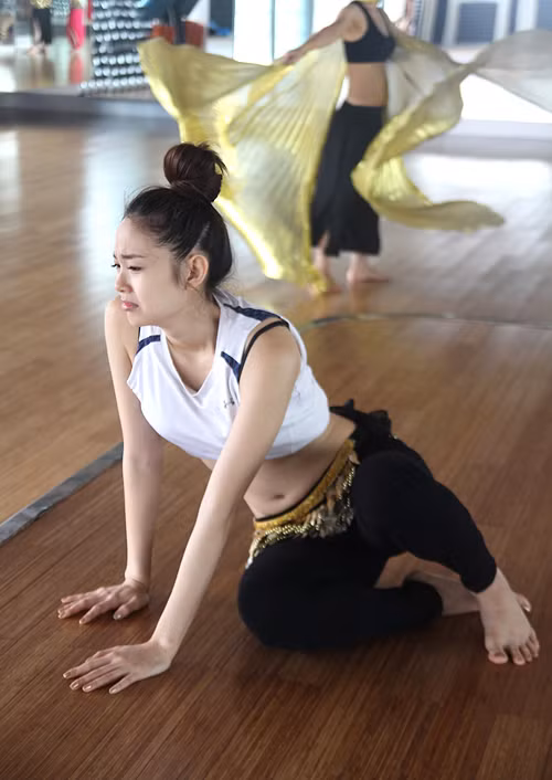 Cô nhăn mặt, mếu máo kêu "khó quá"... Cô nhăn mặt, mếu máo kêu "khó quá"...