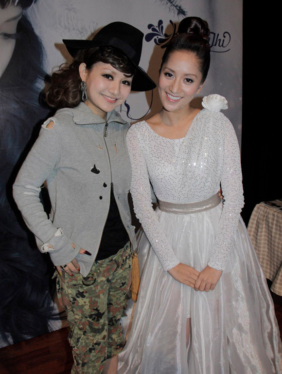 Đôi mũ phù thủy, mặc áo 'cái bang' và quần quân đội, thật khó tưởng tượng được tại sao cô nàng lại mix được trang phục như thế này