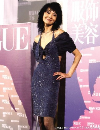 Ngôi sao 48 tuổi Trương Mạn Ngọc diện chiếc váy cánh bướm để lộ cả mảng lưng lớn, đáng tiếc thân hình chị lại gầy trơ cả xương, mái tóc thì bù xù nên gợi cảm đâu không thấy mà chỉ thấy "khiếp vía".