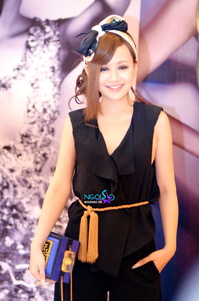 Một bộ trang phục giản dị hiếm có của cô nàng MC