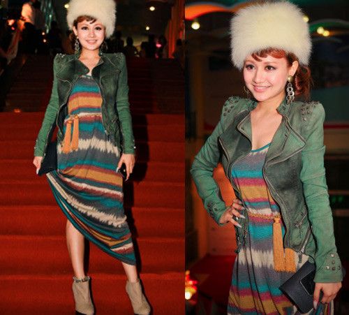 .. mũ lông hình như chẳng liên quan gì tới trang phục của cô nàng