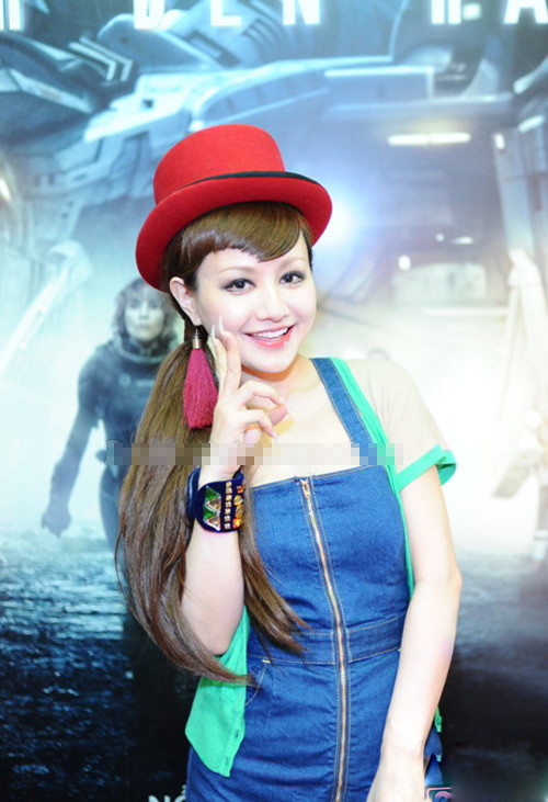 Trang phục thì khiến mọi người 'khó hiểu', còn 'móng vuôt' của cô nàng lại khiến mọi người kinh hãi