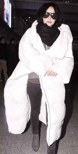 Chiếc áo khoác lông vũ rộng thùng thình của "thiên hậu" Vương Phi bị ví như cái chăn bông. Đây thực chất là mẫu đồ đông đang rất hot, tiếc là không hiểu sao mặc trên người Vương Phi lại giống quấn chăn như vậy.