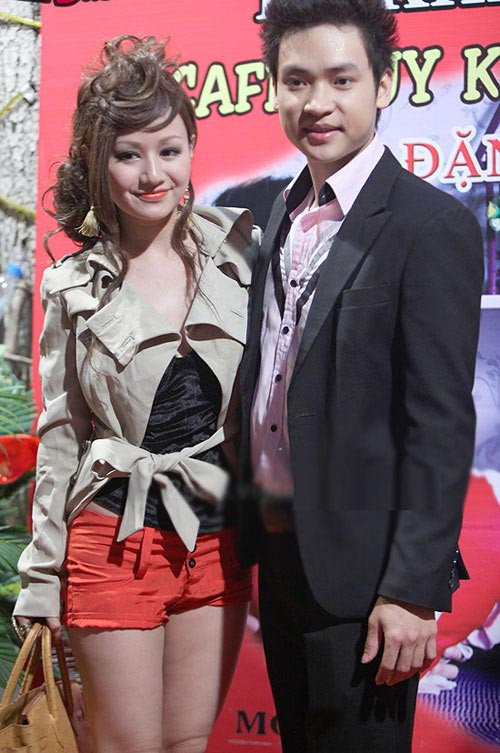 Và kiểu tóc 'tổ quạ' của cô thì thật khó để .. khen đẹp