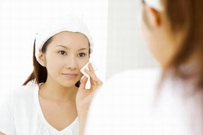 Không tẩy trang hoặc tẩy trang không sạch sẽ là nguyên nhân gây mụn.