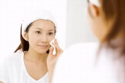 Không tẩy trang hoặc tẩy trang không sạch sẽ là nguyên nhân gây mụn.