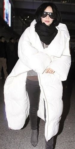 Chiếc áo khoác lông vũ rộng thùng thình của "thiên hậu" Vương Phi bị ví như cái chăn bông. Đây thực chất là mẫu đồ đông đang rất hot, tiếc là không hiểu sao mặc trên người Vương Phi lại giống quấn chăn như vậy.