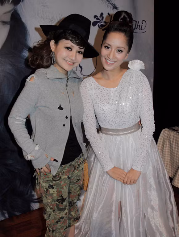 Đôi mũ phù thủy, mặc áo 'cái bang' và quần quân đội, thật khó tưởng tượng được tại sao cô nàng lại mix được trang phục như thế này