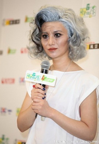 Ca sĩ lắm chiêu Thượng Văn Tiệp gây hốt hoảng cho quan khách có mặt trong lễ trao giải bảng xếp hạng âm nhạc Đông Phương lần thứ 19. Chị đeo tóc giả muối tiêu và hóa trang như bà lão với đôi mắt kẻ lem nhem, bộ áo như trang phục bệnh nhân cách điệu. Tạo hình này tuy bị "ném đá" tơi tả nhưng lại giúp chị xuất hiện trên khắp các báo.