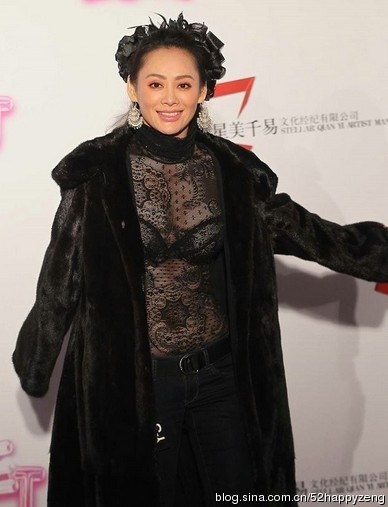 Ninh Tĩnh khiến tất cả phóng viên và khán giả có mặt phải há hốc vì quả kết hợp cực độc giữa mốt xuyên thấu, quần jeans và áo lông, cộng thêm kiểu tóc cũng "khủng hoảng" không kém. Cư dân mạng bình chọn bộ trang phục này là lần "chịu chơi" nhất của Ninh Tĩnh vì chị đã không ngần ngại khoe nội y giữa thời tiết âm 10 độ.