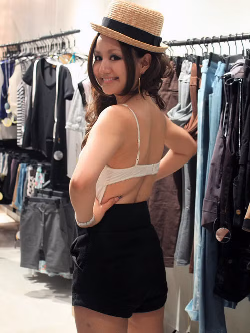 Và khi quay lưng lại, thì nó khá 'phản cảm'