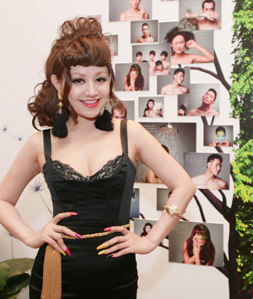 Và mái tóc bông xù, rối tung, khó hiểu