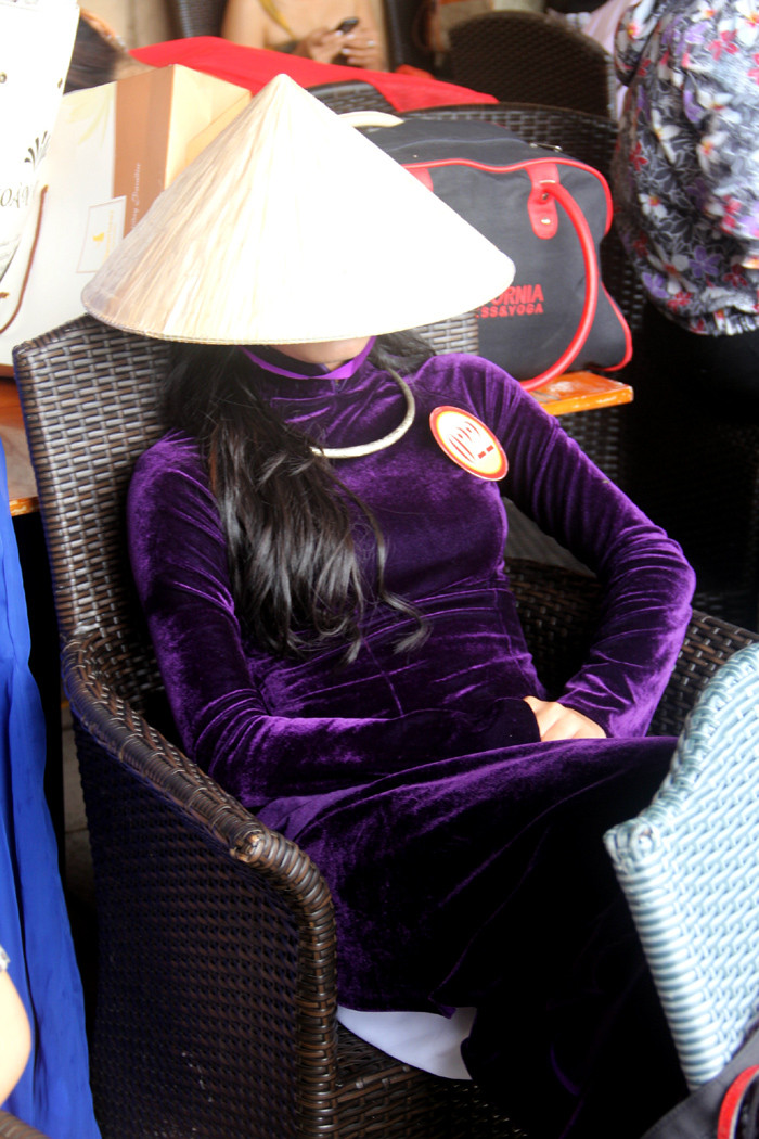 Phút tranh thủ chợp mắt của thí sinh Nguyễn Lê Thục Châu trong buổi chụp hình tại Bà Nà Hill.