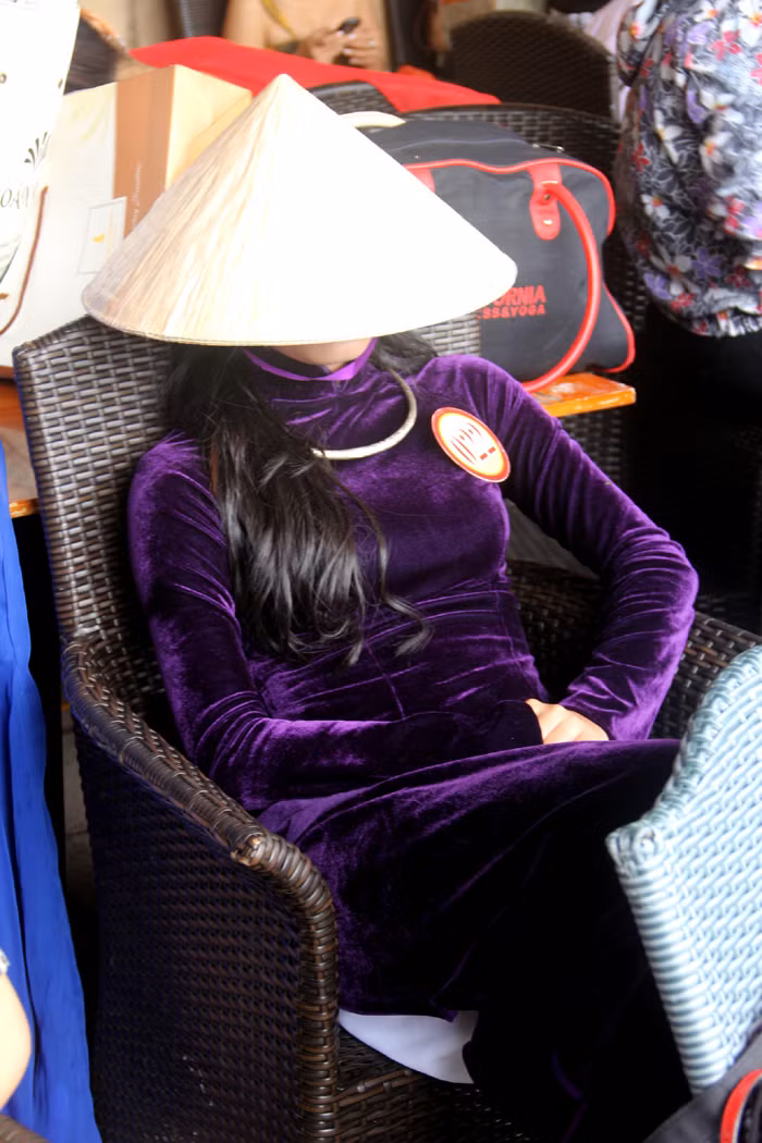 Phút tranh thủ chợp mắt của thí sinh Nguyễn Lê Thục Châu trong buổi chụp hình tại Bà Nà Hill.