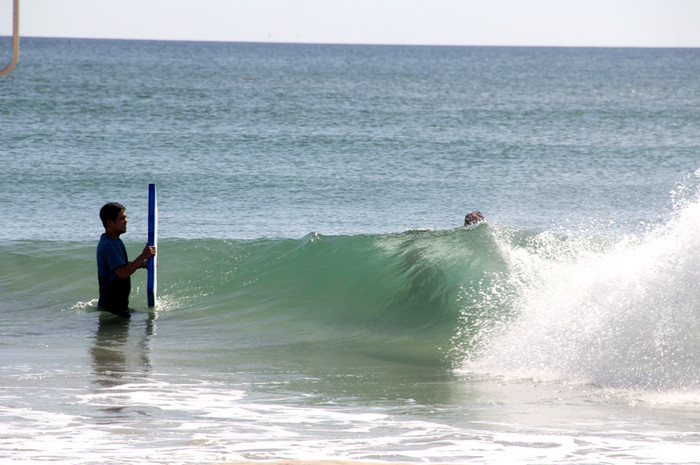 Cơn sóng biển làm 'chìm' cả thí sinh hoa hậu.