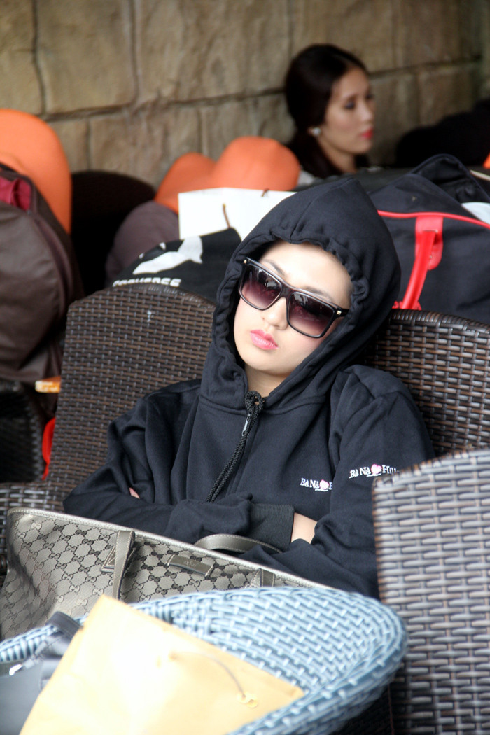 Thời tiết Bà Nà lạnh rét, cộng thêm các hoạt động ngoài trời nên các thí sinh rất dễ 'thiu thiu' ngủ trong khoảng thời gian nghỉ ngơi.