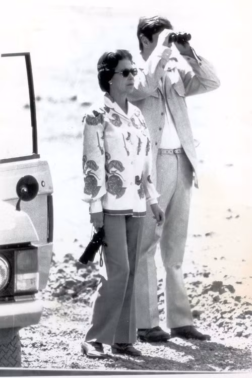 Nữ hoàng trong chuyến đi tới châu Phi năm 1979 trong trang phục năng động, giản dị.