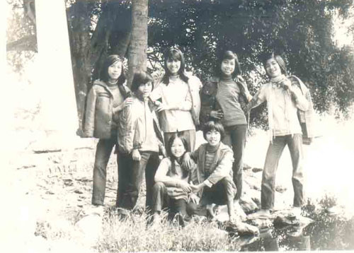 Thanh niên khoảng năm 75-80 hay thích để tóc và ăn mặc kiểu Liên Xô (cũ) Thanh niên khoảng năm 75-80 hay thích để tóc và ăn mặc kiểu Liên Xô (cũ)
