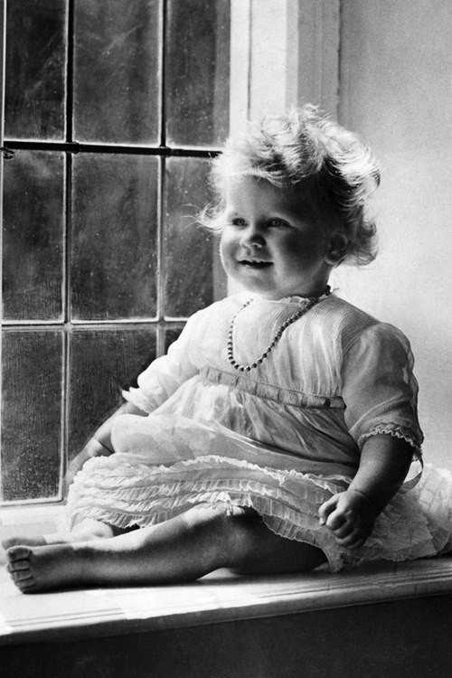 Người phụ nữ quyền lực của Hoàng gia Anh chào đời tháng 4/1926. Trong hình là công chúa Elizabeth khi vừa tròn một tuổi. Người phụ nữ quyền lực của Hoàng gia Anh chào đời tháng 4/1926. Trong hình là công chúa Elizabeth khi vừa tròn một tuổi.