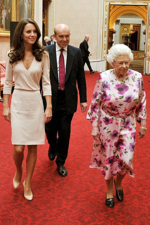 Cùng cháu dâu tham dự triển lãm ở cung điện Buckingham tháng 7/2011 trong bộ váy hoa. Cùng cháu dâu tham dự triển lãm ở cung điện Buckingham tháng 7/2011 trong bộ váy hoa.