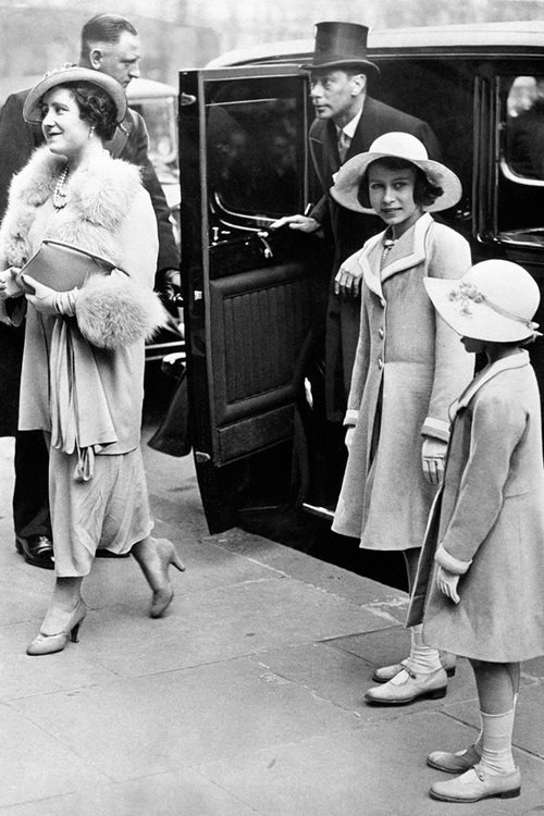 Công chúa Elizabeth, khi 11 tuổi, cùng em gái Margaret theo bố mẹ - vua George VI và nữ hoàng Elizabeth - tới dự buổi hòa nhạc cho trẻ em ở nhà hát Central Hall, Westminster, Anh. Hai chị em cùng diện áo khoác dáng váy và mũ rộng vành có dải ruy băng đính vòng quanh mũ. Công chúa Elizabeth, khi 11 tuổi, cùng em gái Margaret theo bố mẹ - vua George VI và nữ hoàng Elizabeth - tới dự buổi hòa nhạc cho trẻ em ở nhà hát Central Hall, Westminster, Anh. Hai chị em cùng diện áo khoác dáng váy và mũ rộng vành có dải ruy băng đính vòng quanh mũ.
