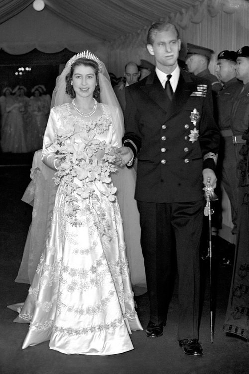 Tháng 11/1947, tại đám cưới của mình, Elizabeth diện bộ váy cưới lụa màu kem do Norman Hartnell thiết kế, dựa trên cảm hứng từ bức vẽ "Primavera" của Botticelli. Đây trở thành một trong những bộ váy cưới biểu tượng trong lịch sử thời trang. Tháng 11/1947, tại đám cưới của mình, Elizabeth diện bộ váy cưới lụa màu kem do Norman Hartnell thiết kế, dựa trên cảm hứng từ bức vẽ "Primavera" của Botticelli. Đây trở thành một trong những bộ váy cưới biểu tượng trong lịch sử thời trang.