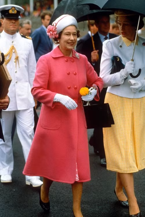 Năm 1986, khi đến New Zealand, nữ hoàng Anh diện váy dáng áo khoác màu hồng và mũ trắng có bông hoa điệu đà. Những chiếc mũ từ đây trở thành đặc điểm nhận diện của nữ hoàng Anh.