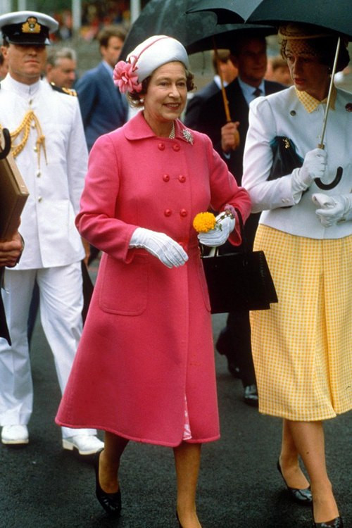 Năm 1986, khi đến New Zealand, nữ hoàng Anh diện váy dáng áo khoác màu hồng và mũ trắng có bông hoa điệu đà. Những chiếc mũ từ đây trở thành đặc điểm nhận diện của nữ hoàng Anh. Năm 1986, khi đến New Zealand, nữ hoàng Anh diện váy dáng áo khoác màu hồng và mũ trắng có bông hoa điệu đà. Những chiếc mũ từ đây trở thành đặc điểm nhận diện của nữ hoàng Anh.