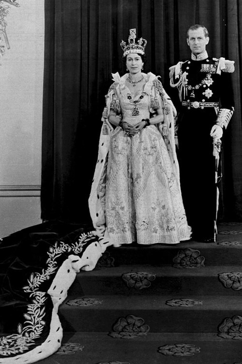 Tháng 6/1953, trong buổi lên ngôi Nữ hoàng Anh, Elizabeth diện chiếc váy có phần đuôi dài do Norman Hartnell thiết kế riêng cho sự kiện. Tháng 6/1953, trong buổi lên ngôi Nữ hoàng Anh, Elizabeth diện chiếc váy có phần đuôi dài do Norman Hartnell thiết kế riêng cho sự kiện.
