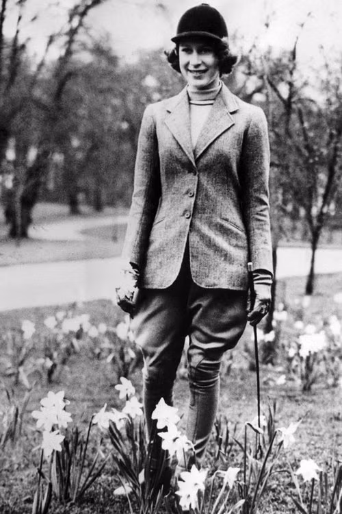 Công chúa Elizabeth trong sinh nhật lần thứ 14 - tháng 4/1940. Trong hình, Elizabeth diện bộ đồ tập cưỡi ngựa tại công viên Windsor Great.
