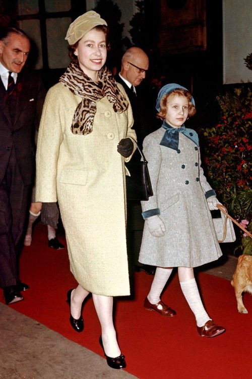 Nữ hoàng Anh cùng con gái 8 tuổi Anne năm 1958. Nữ hoàng Anh cùng con gái 8 tuổi Anne năm 1958.