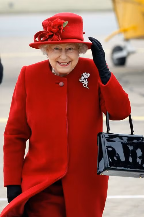 Tháng 4/2011, nữ hoàng Anh rực rỡ với mũ đỏ, áo đỏ xuất hiện tại Wales.