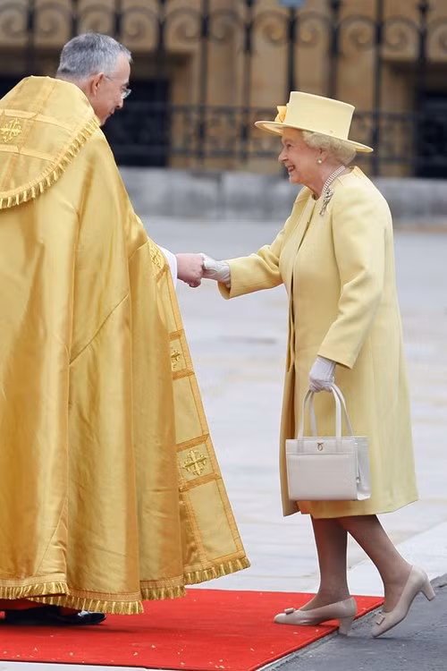 Phong cách mũ và váy cùng màu bắt đầu được phát huy. Trong hình, nữ hoàng tới dự đám cưới của Kate Middleton và hoàng tử William năm 2011.