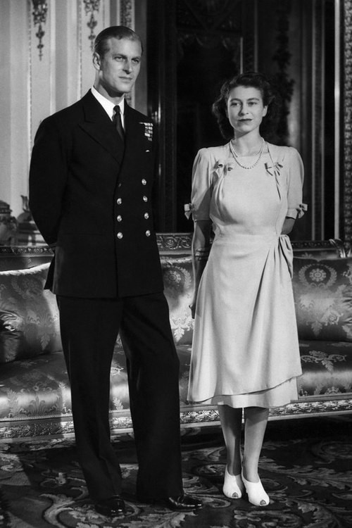 Năm 1947, công chúa Elizabeth và hôn phu Philip Mountbatten kết hôn. Nữ hoàng tương lai nhã nhặn trong chiếc váy thắt nhẹ ở eo, có nơ ở bên hông và tay áo trong buổi lễ tuyên bố về đám cưới. Năm 1947, công chúa Elizabeth và hôn phu Philip Mountbatten kết hôn. Nữ hoàng tương lai nhã nhặn trong chiếc váy thắt nhẹ ở eo, có nơ ở bên hông và tay áo trong buổi lễ tuyên bố về đám cưới.