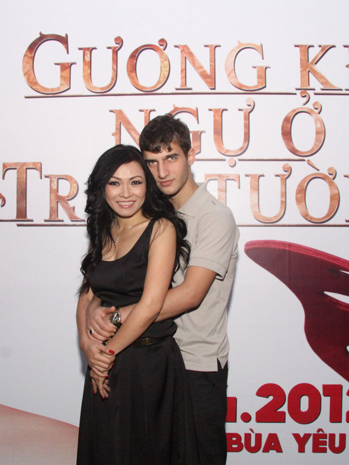 Nam vũ công có cử chỉ ôm eo tình tứ với Phương Thanh trước ống kính phóng viên.