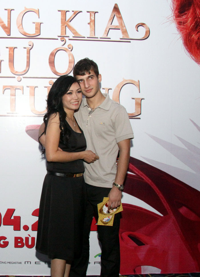 Phương Thanh thoải mái đi xem phim cùng bạn nhảy Bước nhảy hoàn vũ - dù trong ngày 19/4, cô dính phải sự cố chụp ảnh đứng trên sách.