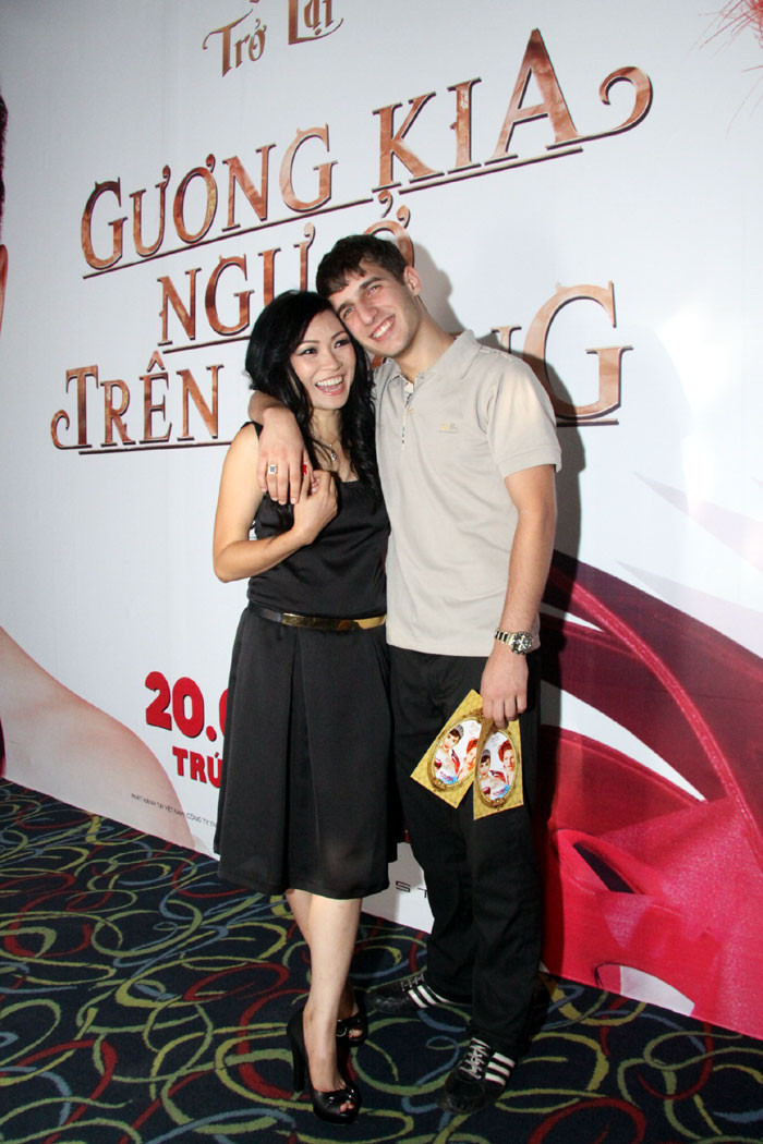 Và, không quên nở một nụ cười tươi tắn.